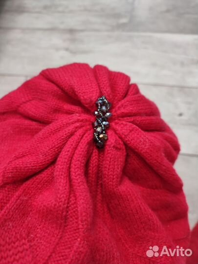 Берёт, шапка и женский шарф снуд