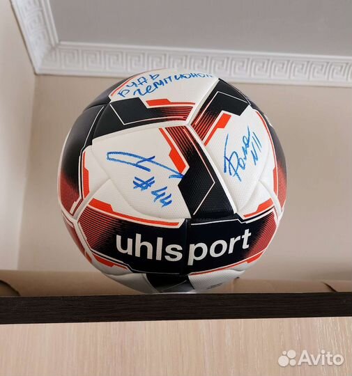 Футбольный мяч uhlsport с автографами