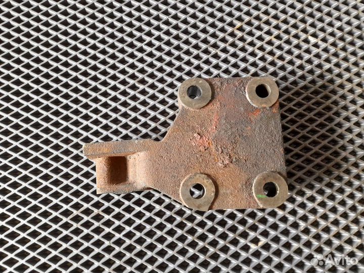 8138233 Кронштейн двигателя задний правый