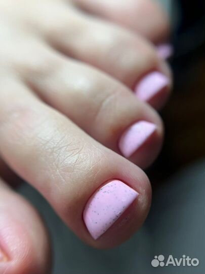 Педикюр с покрытием лаком