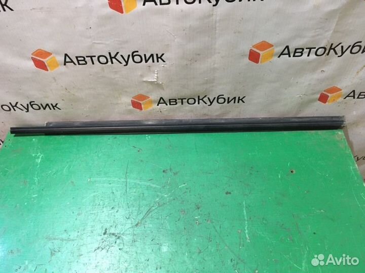 Уплотнитель стекла двери передний левый Ford Focus