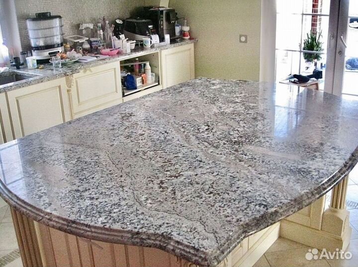 Столешница и остров из серого гранита Аляска