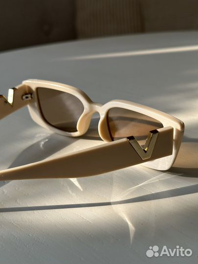 Солнцезащитные очки в стиле valentino