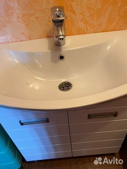 Тумба для ванной с раковиной и смесителем