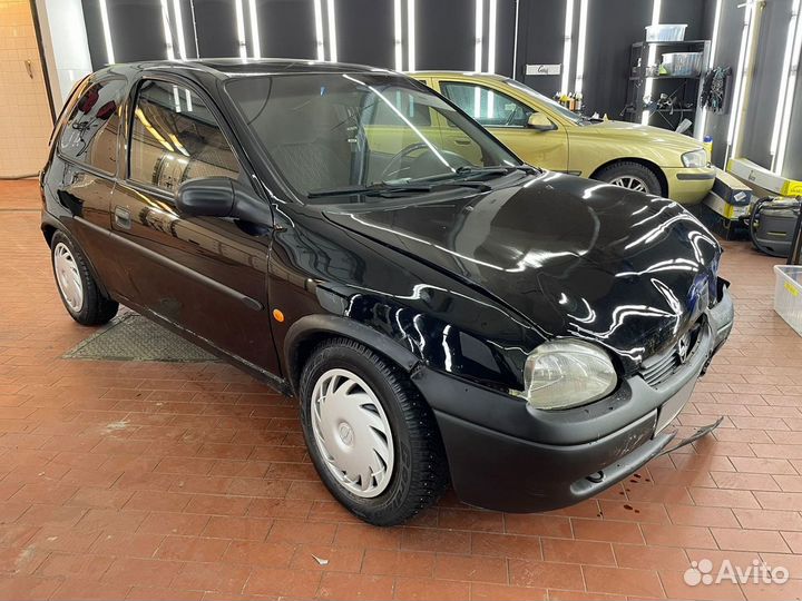 Opel Corsa 1.4 МТ, 1997, битый, 190 000 км