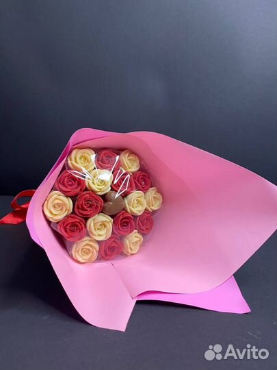 18 Роз из Белого и 1 Сердце из Молочного Шоколада