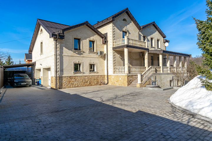 Дом 396 м² на участке 12,6 сот.