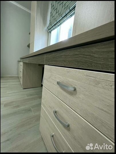 Рабочая зона у окна от производителя