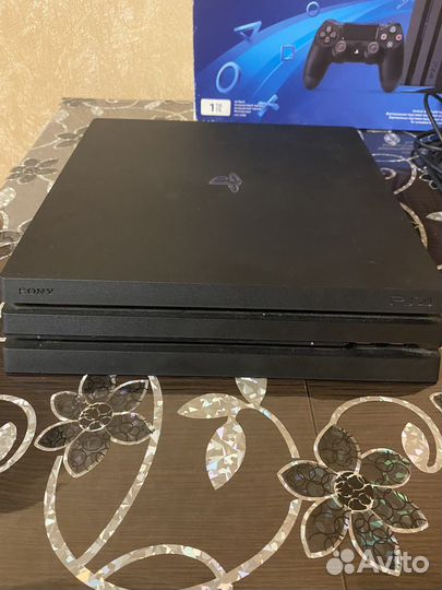 PS4 PRO 1tb + 2 геймпада + док станция + диск