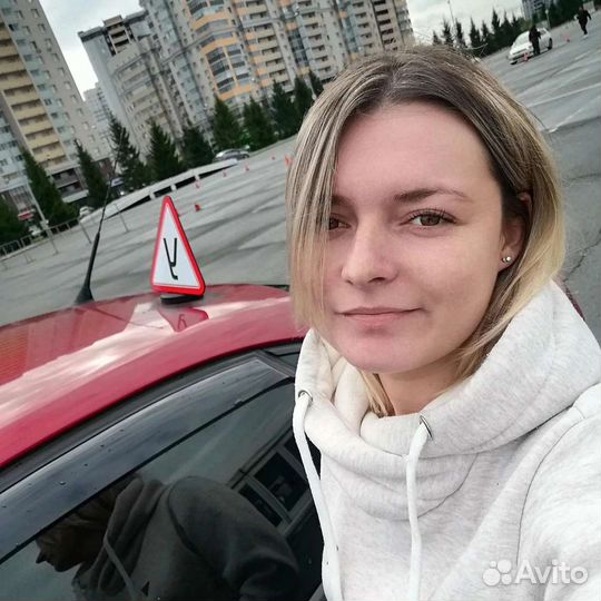 Автоинструктор женщина