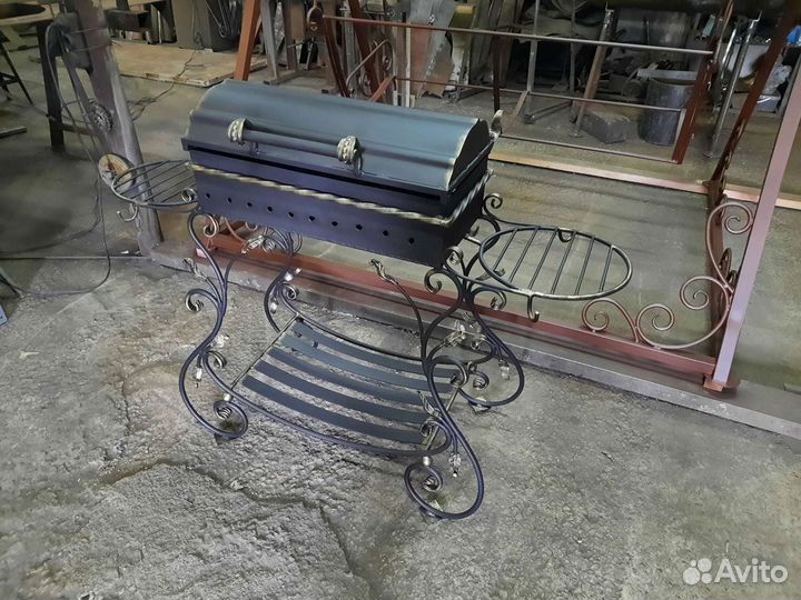 Мангал с крышкой на подставке