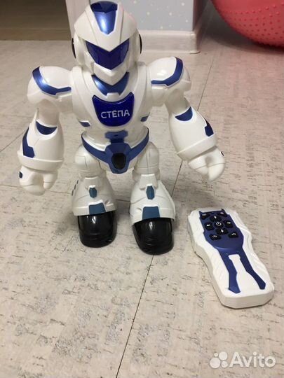 Робот на пульте управления Степа