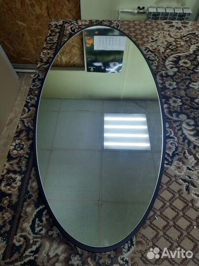 Зеркало в черной раме