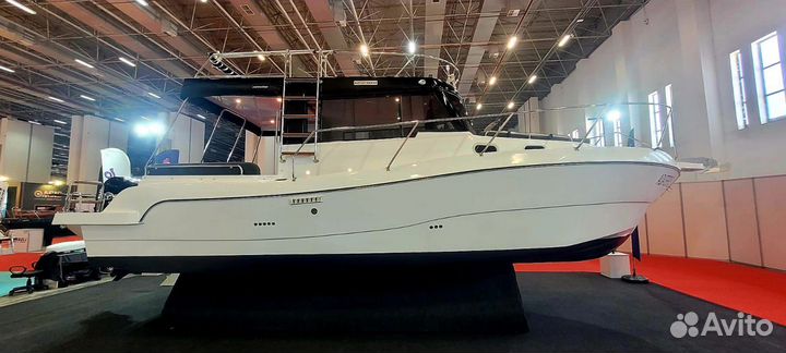 Моторная пластиковая яхта с Флайбриджем