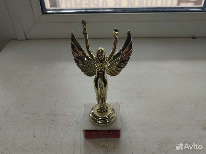 Статуэтка Ника на подставке