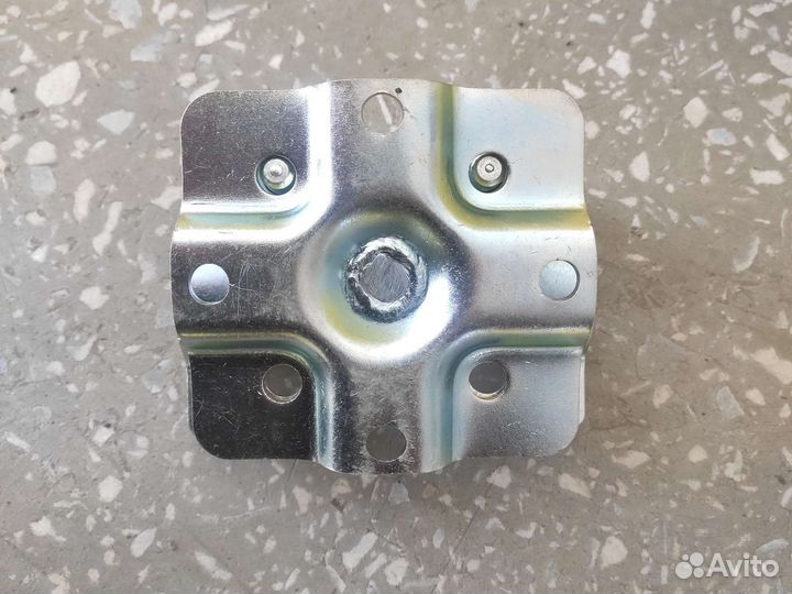 Поворотный кронштейн для опорных колес