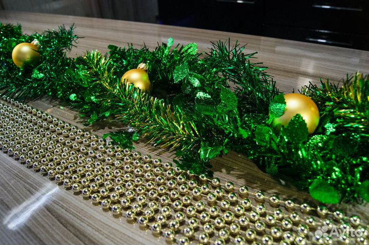 Красивые новогодние украшения, мишура, шары, бусы