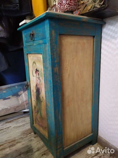 Старая тумбочка