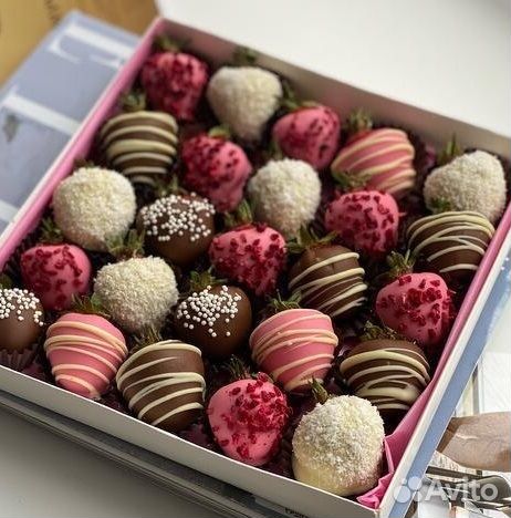 Сладкая клубника в молочном и белом шоколаде