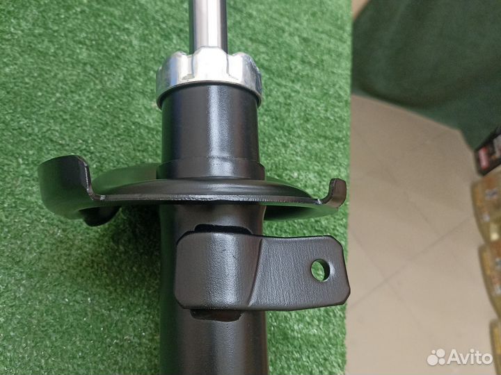 Амортизатор передний правый Ford C-Max (2003-10г)