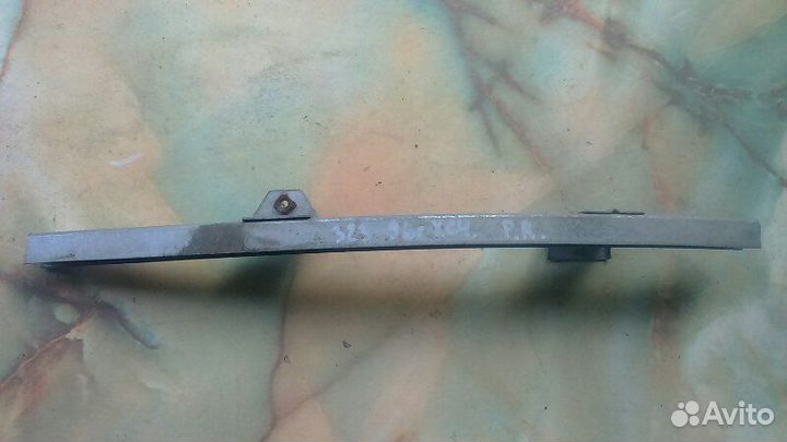 Направляющая стекла двери передняя правая Mazda