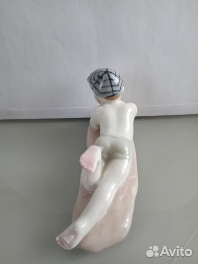 Мальчик с камушком лфз