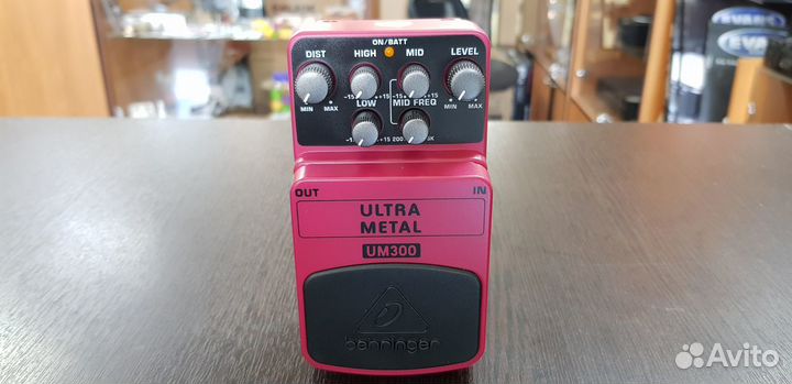 Behringer UM300 - педаль эффектов 