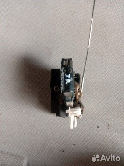 Замок двери задний левый Renault Sandero K7J710