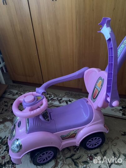 Машина каталка с ручкой