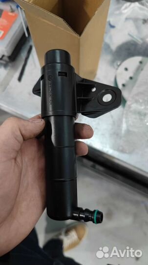 Правая форсунка омывателя фар kia Sportage 3