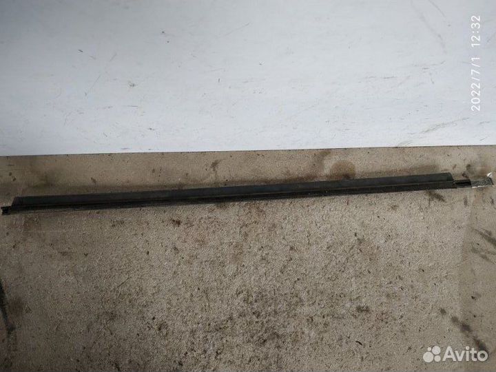 Молдинг стекла передний левый Лада Гранта седан