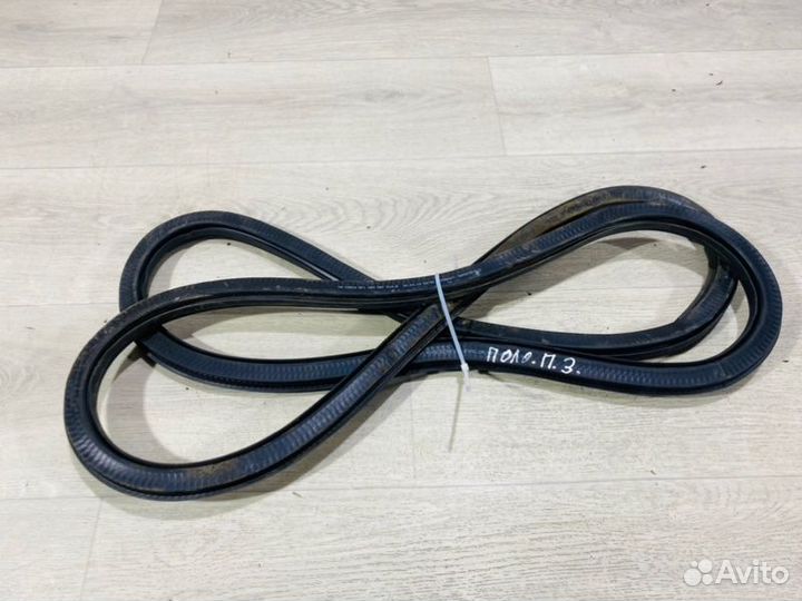 Уплотнитель двери задний правый Volkswagen Polo