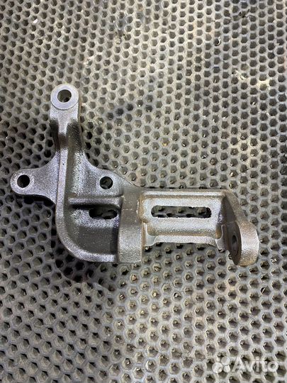 Кронштейн генератора 3VZ-E Toyota 4Runner VZN130