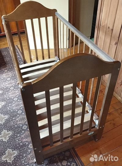 Детская кроватка с маятником, ящиком и матрасом