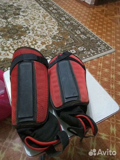 Щитки футбольные