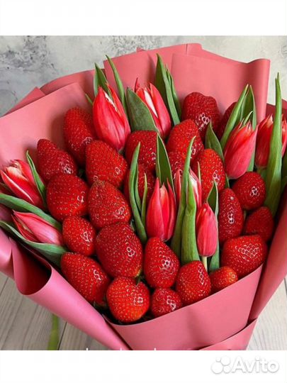 Букет из клубники в шоколаде и тюльпанов 8 марта