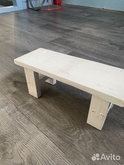 Подставка для мисок белая