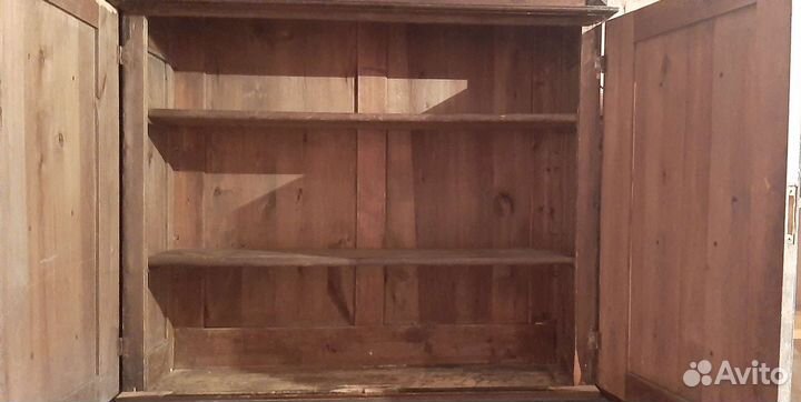 Старинный антикварный шкаф буфет