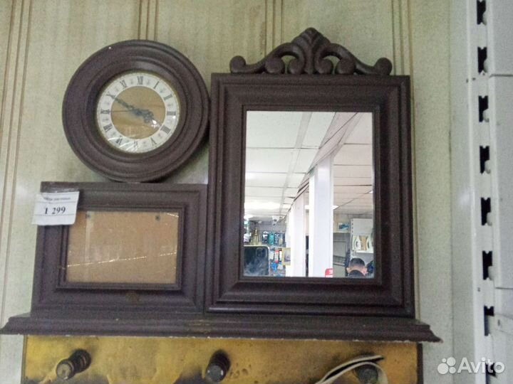 Старинные настенные часы с зеркалом