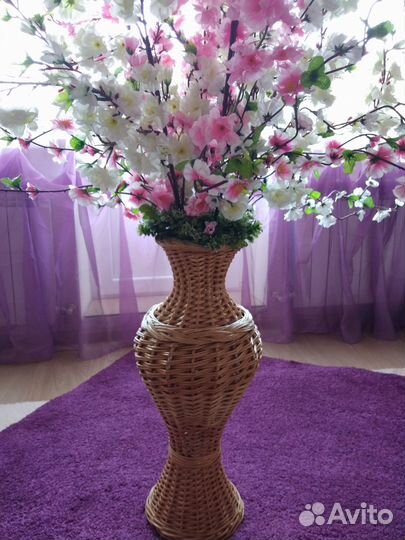 Плетеная ваза с ветками сакуры