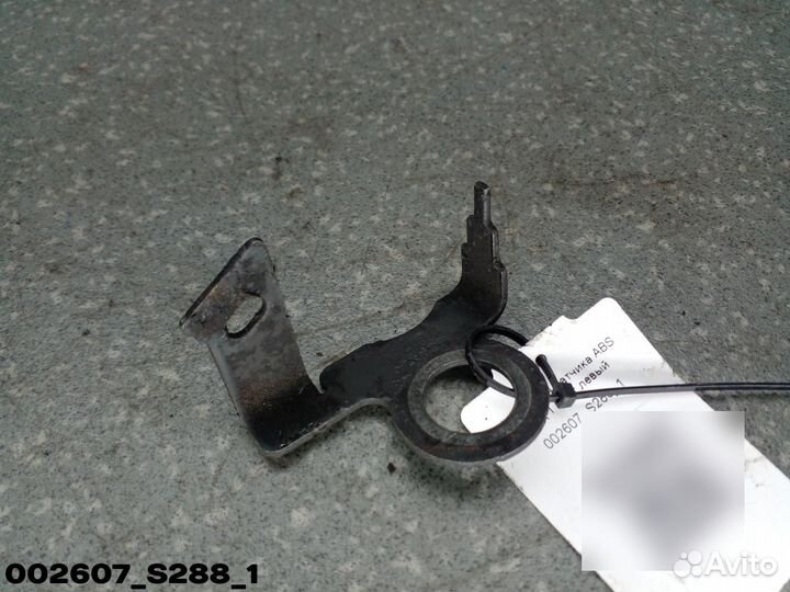 1760256 Кронштейн датчика ABS под 1 болт левый