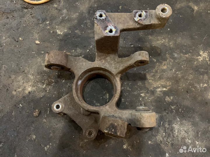 Цапфа (кулак поворотный) задняя левая Ssangyong