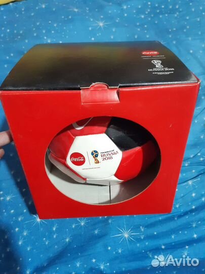 Футбольный мяч кожа,и бокалы Coca-Cola