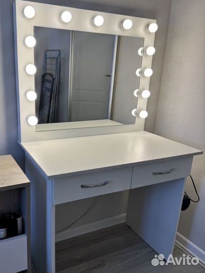 Столик туалетный с зеркалом и подсветкой