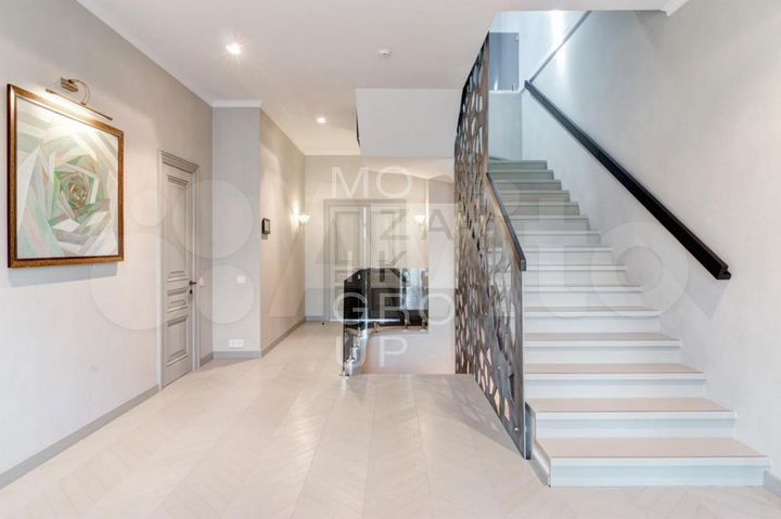 Коттедж 830 м² на участке 22 сот.