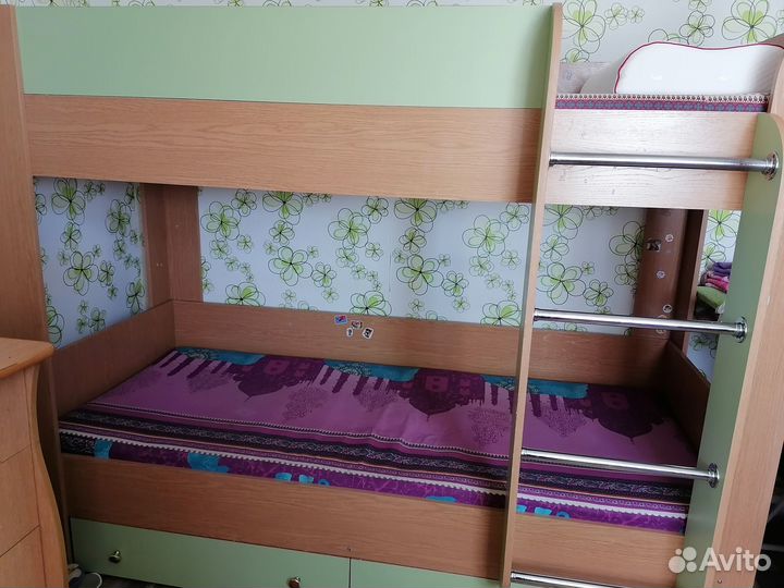 Двухъярусная кровать с матрацами