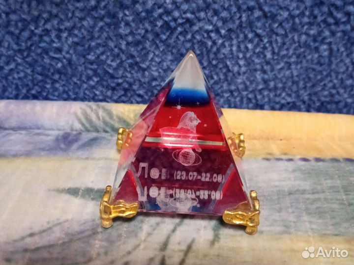 Подарок. Пирамидка стекло с лазерной голограммой