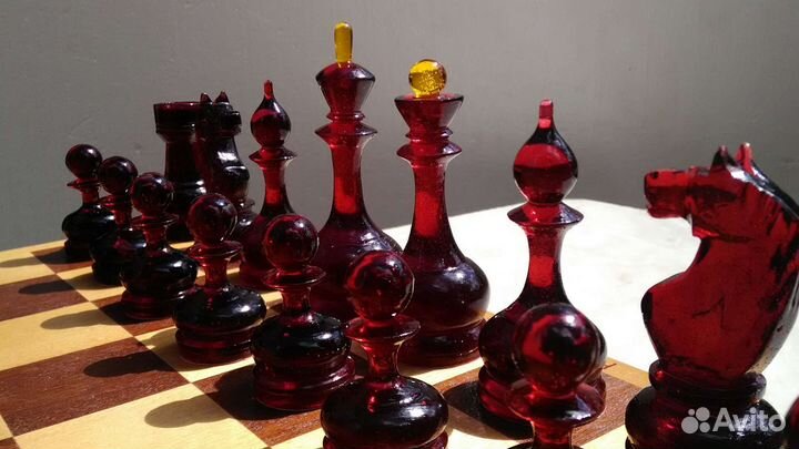 Шахматы янтарный цвет