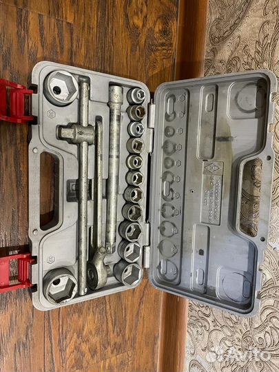 Набор ключей и головок