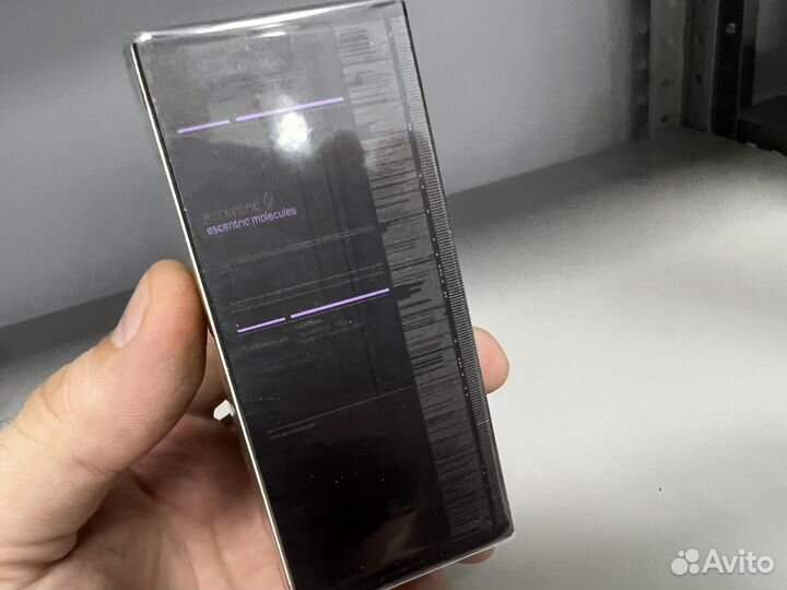 Escentric molecules 01